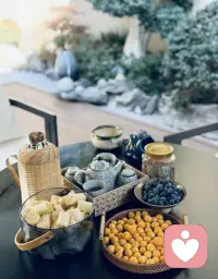 🌙 两个世界 | 关于我
  这里是你的另一个世界。
  白天，我们都在那个需要坚强、需要赚钱、需要扮演好各种角色的世界里打拼。
  晚上，如果你累了，就来这另一个世界坐坐。
  我经历过独自面对风雨的时刻，也懂得钱能给人底气的分量。
  所以，你的疲惫、你的挣扎、你的那些说不出口，交给我。
  我这里没有评判，只有倾听。