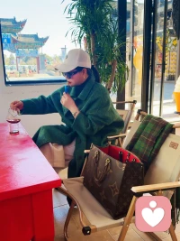 做倾听师的这些日子，越来越发现，左右抱娃，右手扛起生活，心里藏着没处说的情绪，无论婚内独自撑起家，还是和我一样单亲妈妈一路向前，都是妈妈们用自己的温柔托起的万丈光芒！
其实妈妈们已经很努力了，妈妈们很棒！给自己大大的一个拥抱！你不是超人，却做了超人不能做的事情！你值得被看见，被好好拥抱！
我是倾听师小七，一位和你们一样的单亲妈妈！随时做你的情绪小站！配图