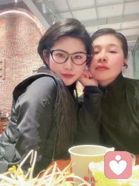 小七今日感悟，下午与三年的线下客户约了饭，好久不见的一位不靠父母，不靠男朋友，靠自己双手努力的女孩子，从几乎流浪街头到靠自己 25 岁带上了劳力士限量手表但如今又靠自己的实力回到解放前的女孩！
今好久不见，大大得拥抱后钻进了老火锅，三杯酱香下了肚，女孩问出了好多 30 岁女孩的问题。
姐：当今社会，因为生存能力弱 或不小心被蒙了眼，爱上有家的人怎么办？小七没有问她是谁，小七只是与她提杯干了，与她讲，妹子，你知道吗？性得放纵是动物的活法，克制才是忍的格局，一个人无论在什么样的环境里，没有大事可做，才会在小事上纠缠。同理，一个人没有更好的追求，就会在自己肉身的本能上，上瘾且不停止，无法自拔。自古在欲望横流的历史里，真正的高贵，该是道高，德贵，对外物质的追求转向追求内在的修养！低级的欲望靠放纵获得，高级的欲望靠自律自控获得。碎银几两是人类本能生存，女性比男性还要学会工作！不小心蒙了眼，那就睁开眼睛，有些人有些感情一旦忍痛扔掉，是救赎是谢天谢地呢！
小七的话说完了，我们相视一笑，在干一杯呢🍺

亲爱的女孩们，婚内一个人硬扛的姐妹们，假装坚强的单亲妈妈们！爱是两看不相厌后的柴米油盐，是我不说你却懂我心底那份感觉，是人前夸我背后赞我的人！
小七在这里，祝福所有女生们，被真爱包围，自在如风！如果没有风，那么小七陪你一起“疯”💋配图