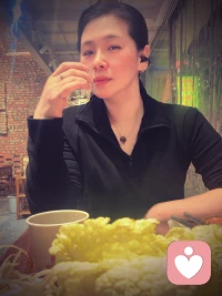 小七今日感悟，下午与三年的线下客户约了饭，好久不见的一位不靠父母，不靠男朋友，靠自己双手努力的女孩子，从几乎流浪街头到靠自己 25 岁带上了劳力士限量手表但如今又靠自己的实力回到解放前的女孩！
今好久不见，大大得拥抱后钻进了老火锅，三杯酱香下了肚，女孩问出了好多 30 岁女孩的问题。
姐：当今社会，因为生存能力弱 或不小心被蒙了眼，爱上有家的人怎么办？小七没有问她是谁，小七只是与她提杯干了，与她讲，妹子，你知道吗？性得放纵是动物的活法，克制才是忍的格局，一个人无论在什么样的环境里，没有大事可做，才会在小事上纠缠。同理，一个人没有更好的追求，就会在自己肉身的本能上，上瘾且不停止，无法自拔。自古在欲望横流的历史里，真正的高贵，该是道高，德贵，对外物质的追求转向追求内在的修养！低级的欲望靠放纵获得，高级的欲望靠自律自控获得。碎银几两是人类本能生存，女性比男性还要学会工作！不小心蒙了眼，那就睁开眼睛，有些人有些感情一旦忍痛扔掉，是救赎是谢天谢地呢！
小七的话说完了，我们相视一笑，在干一杯呢🍺

亲爱的女孩们，婚内一个人硬扛的姐妹们，假装坚强的单亲妈妈们！爱是两看不相厌后的柴米油盐，是我不说你却懂我心底那份感觉，是人前夸我背后赞我的人！
小七在这里，祝福所有女生们，被真爱包围，自在如风！如果没有风，那么小七陪你一起“疯”💋配图