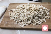 小七说……
谁懂手擀面的快乐谁又能拒绝？评论区晒晒你今天吃了啥，一起干饭！🍜
​
瞬间顺便问下：你们那边吃面都配啥卤子？在线求神仙搭配！傻笑😆配图