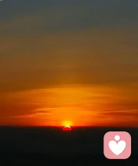 小七翻到了
十年前的自己
十年尘梦逐流光 行到水穷处 坐看云起时
从前追光 如今成为光
从前怕输 如今懂了 历尽千帆 归来仍是少年 不过是把岁月熬成了底气
那些曾经一袭白纱一腔爱意走进的是魔窟 
那些曾经酱油瓶子倒了家婆讲装看不到跨过去的画面
那些刨腹产后孩子哭了身边人却假装睡了不醒的日子
那些你咽下了所有所有痛苦以为可以未来可期的心酸
相信你们也有过呢
如今感恩所有的伤害
是这些让我出掉了自己的懦弱
从此再修行的路上成为了光
不以物喜 不以己悲之智 
看世事翻覆 小七终明白
最好的修行 是在烟火里守一份清净 在岁月里藏一份从容
小七陪伴你 成为你的光 带你成为你自己的光❤️配图