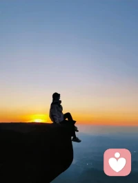 小七翻到了
十年前的自己
十年尘梦逐流光 行到水穷处 坐看云起时
从前追光 如今成为光
从前怕输 如今懂了 历尽千帆 归来仍是少年 不过是把岁月熬成了底气
那些曾经一袭白纱一腔爱意走进的是魔窟 
那些曾经酱油瓶子倒了家婆讲装看不到跨过去的画面
那些刨腹产后孩子哭了身边人却假装睡了不醒的日子
那些你咽下了所有所有痛苦以为可以未来可期的心酸
相信你们也有过呢
如今感恩所有的伤害
是这些让我出掉了自己的懦弱
从此再修行的路上成为了光
不以物喜 不以己悲之智 
看世事翻覆 小七终明白
最好的修行 是在烟火里守一份清净 在岁月里藏一份从容
小七陪伴你 成为你的光 带你成为你自己的光❤️配图