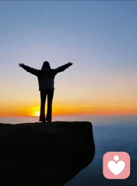 小七翻到了
十年前的自己
十年尘梦逐流光 行到水穷处 坐看云起时
从前追光 如今成为光
从前怕输 如今懂了 历尽千帆 归来仍是少年 不过是把岁月熬成了底气
那些曾经一袭白纱一腔爱意走进的是魔窟 
那些曾经酱油瓶子倒了家婆讲装看不到跨过去的画面
那些刨腹产后孩子哭了身边人却假装睡了不醒的日子
那些你咽下了所有所有痛苦以为可以未来可期的心酸
相信你们也有过呢
如今感恩所有的伤害
是这些让我出掉了自己的懦弱
从此再修行的路上成为了光
不以物喜 不以己悲之智 
看世事翻覆 小七终明白
最好的修行 是在烟火里守一份清净 在岁月里藏一份从容
小七陪伴你 成为你的光 带你成为你自己的光❤️配图