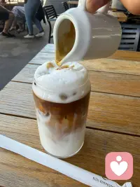 坐一会 等个人

咖啡从不会因为加了奶就丢了自己的苦
就像我们从不会因为生活的温柔就忘了要扛的事
那些慢慢晕开的纹路 是时间在告诉我们
不必急着融合 不必怕一时的混沌
熬得住苦涩
等得到回甘
才是成年人该有的模样配图