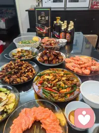 心若丰盈，餐桌自满。
一桌好菜，敬生活，敬自己。🥢
生活虽有不易，但桌上的热气、杯中的酒香，就是我们对抗平庸的底气。
心力足了，路就顺了。
中午吃得超满足，能量满满，继续为大家解忧。

#给力心理 #今日份好心情 #美食与爱 #修心即是修生配图