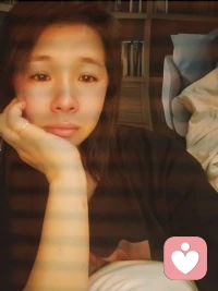 刚挂了一位倾听和的电话，
她的崩溃与哭诉，那又何尝不是我呢？

做倾听师这几年，太明白：
七八十年代所谓的家长里短，
却是八九十年代致命的一击。
其实困住我们的从来不是枷锁
而是我们不敢打破的勇气。

​因为我经历过，所以我懂得；
因为我懂得，所以我陪你。
单亲妈妈小七 2026 年 4 月 7 凌晨悟