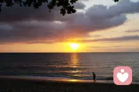 今天和不少中年朋友聊天，发现大家总困在亲密关系与两性内心困惑里。
很多人习惯性将内在的性能量等同于放纵、低俗、纯粹欲望，其实是很深的认知误区。

分享一段内心感悟：
性能量从来不等同于肆意放纵，
它是一个人生命力自然涌动的潮汐，
是坦然接纳完整自我的底气，
是身心同频、向内扎根的原生力量。

大部分亲密关系里的精神内耗，根源从来不是外界，而是看不清自己，不敢正视内心真实的情感与身心需求。

小七分享｜你的情绪战友