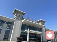 成年人最高级的情商，是不勉强迎合，不刻意讨好，不随意麻烦他人。懂分寸，知边界，说话留有余地，做事有原则，不伤害别人，也不委屈自己。相处舒服，才是最好的状态。加油配图