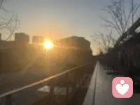 成年人最大的奢侈，不是拥有多少财富，而是拥有一个可以随时“倾诉”且能被“接住”的瞬间。如果你累了，这里有一双耳朵。配图