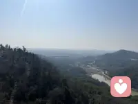 夫妻之间最好的相处，是不远不近、亲疏有度。远一点，是守住边界，懂得尊重，给对方留足空间，不勉强、不改变，让彼此都能做真实的自己；近一点，是心里牵挂，日常陪伴，病痛时相互照料，晚年里彼此依靠。好的婚姻，既有深情暖意，也有清醒分寸，有人同行是福气，独处时也能过得从容自在。配图