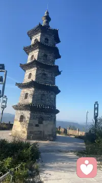 做人，把将要骂出的话忍住，是一种本事；把不愿意做的事做好，是一种能力；把看不顺的人看顺，是一种修为；把咽不下的气咽下，是一种胸怀。人若没有高度，看到的都是问题；人若没有格局，心中便都是鸡毛蒜皮。很多时候，我们无法左右事情的发展，却可以调整自己的心态。先改变自己看事情的态度，才能改变人生的高度。若你决定灿烂，山无遮海无拦！配图