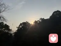 在你进入一个陌生的环境，和陌生人打交道的时候，有对你热情的人，有对你冷漠的人。你不要轻易为前者而感动，也不要轻易排斥后者，因为前者并不一定善良，后者不一定孤僻，一切都交给时间，时间久了，你会知道谁才真正值得交往。配图