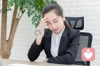 你有没有发现？
越长大，
越不敢做那些“无聊”的事。
哪怕心里emo，
也要强撑着体面；
哪怕累得不行，
也要假装岁月静好。
可你知道吗？
那些被你嫌弃的“无聊举动”，
恰恰是心灵在悄悄觉醒。
 
我们总在追求“高效”，
把日子过成了不停转的机器。
蹲在路边看蚂蚁，
被说成幼稚；
对着猫自言自语，
被当成矫情。
唯独没人看见，
这些看似无意义的时刻，
是你终于卸下了伪装。
不再硬撑着取悦世界，
开始学着心疼那个疲惫的自己。
 
所谓成长，
不是变得越来越强大，
而是学会在喧嚣里，
给自己留一方安静的角落。
当你能坦然做些“无用之事”，
说明你终于懂得：
生活的本质，是治愈，不是赶路。
 
这份清醒，戳中你了吗？
点赞收藏，转发给那个需要“停下来”的人?配图