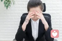 你有没有发现？
越长大，
越不敢做那些“无聊”的事。
哪怕心里emo，
也要强撑着体面；
哪怕累得不行，
也要假装岁月静好。
可你知道吗？
那些被你嫌弃的“无聊举动”，
恰恰是心灵在悄悄觉醒。
 
我们总在追求“高效”，
把日子过成了不停转的机器。
蹲在路边看蚂蚁，
被说成幼稚；
对着猫自言自语，
被当成矫情。
唯独没人看见，
这些看似无意义的时刻，
是你终于卸下了伪装。
不再硬撑着取悦世界，
开始学着心疼那个疲惫的自己。
 
所谓成长，
不是变得越来越强大，
而是学会在喧嚣里，
给自己留一方安静的角落。
当你能坦然做些“无用之事”，
说明你终于懂得：
生活的本质，是治愈，不是赶路。
 
这份清醒，戳中你了吗？
点赞收藏，转发给那个需要“停下来”的人?配图