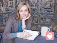 懂你不说的累，陪你慢慢说
 
每个人心里都藏着一个别人进不去、
自己也不愿轻易敞开的小世界。
有委屈没处说，有压力扛太久，
有心事翻来覆去睡不着，不是没人在身边，
是很难遇到一个真正懂、愿意静静听的人。
 
我不评判、
不打断、
不敷衍，
就安安静静听你讲。
那些没说出口的难过、
无人理解的疲惫、
无人分担的焦虑，
都可以放心说给我听。
不用伪装坚强，
不用顾虑太多，
在这里你可以做最真实的自己。
 
一句贴心的回应，
一次耐心的陪伴，
就能让紧绷的心慢慢放松。
生活已经够难了，别什么都自己硬撑。
偶尔停下来，找个人说说心里话，
不是脆弱，是善待自己。
 
愿每个疲惫的灵魂，都能被温柔接住；
愿每个藏起来的情绪，都有处安放。
如果你累了、烦了、迷茫了，
我一直都在，等你开口，陪你走过这段不容易。
 
要不要我再帮你精简一版更抓眼的头像签名+简介短句，方便直接放在平台主页？配图