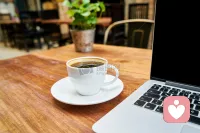 🌿 【心灵驿站·温暖置顶】
 
世界很吵，
还好，这里很静。
我是你的专属倾听者。
无论你是藏在心底的委屈，
还是无人诉说的疲惫，
请卸下防备，把故事交给我。
愿每一份心事都有处安放，
我在这儿，陪你把日子慢慢过暖。
 
 配图