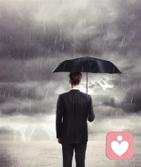 别让你的优势，变成心理上的软肋
 
三个人出门遇大雨：
带伞的淋湿了，拄拐的摔倒了，什么都没带的，反而安然无恙。
 
因为有伞，便无所顾忌；
因为有拐，便掉以轻心；
正因为一无所有，才处处小心，时时敬畏。
 
很多时候，我们不是输在缺点，而是困在优势。
缺点让我们警觉，优势却容易让人傲慢、松懈、自以为是。
 
心理上也是如此：
有人仗着聪明，不愿踏实；
有人仗着成熟，习惯硬扛；
有人仗着关系，疏于经营。
最后，最放心的地方，反而伤自己最深。
 
真正的成熟，是不被优势绑架，
不高估自己，不低估风险，
清醒、谦卑、从容地走好每一步。
 
愿你既能用好所长，也能守住本心。
 
#心灵成长#人生感悟#自我反省
觉得戳中内心，不妨点赞收藏，时常提醒自己。配图