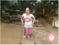 别让你的优势，变成心理上的软肋
 
三个人出门遇大雨：
带伞的淋湿了，拄拐的摔倒了，什么都没带的，反而安然无恙。
 
因为有伞，便无所顾忌；
因为有拐，便掉以轻心；
正因为一无所有，才处处小心，时时敬畏。
 
很多时候，我们不是输在缺点，而是困在优势。
缺点让我们警觉，优势却容易让人傲慢、松懈、自以为是。
 
心理上也是如此：
有人仗着聪明，不愿踏实；
有人仗着成熟，习惯硬扛；
有人仗着关系，疏于经营。
最后，最放心的地方，反而伤自己最深。
 
真正的成熟，是不被优势绑架，
不高估自己，不低估风险，
清醒、谦卑、从容地走好每一步。
 
愿你既能用好所长，也能守住本心。
 
#心灵成长#人生感悟#自我反省
觉得戳中内心，不妨点赞收藏，时常提醒自己。配图