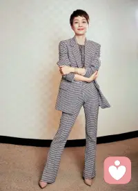 别让你的优势，变成心理上的软肋
 
三个人出门遇大雨：
带伞的淋湿了，拄拐的摔倒了，什么都没带的，反而安然无恙。
 
因为有伞，便无所顾忌；
因为有拐，便掉以轻心；
正因为一无所有，才处处小心，时时敬畏。
 
很多时候，我们不是输在缺点，而是困在优势。
缺点让我们警觉，优势却容易让人傲慢、松懈、自以为是。
 
心理上也是如此：
有人仗着聪明，不愿踏实；
有人仗着成熟，习惯硬扛；
有人仗着关系，疏于经营。
最后，最放心的地方，反而伤自己最深。
 
真正的成熟，是不被优势绑架，
不高估自己，不低估风险，
清醒、谦卑、从容地走好每一步。
 
愿你既能用好所长，也能守住本心。
 
#心灵成长#人生感悟#自我反省
觉得戳中内心，不妨点赞收藏，时常提醒自己。配图