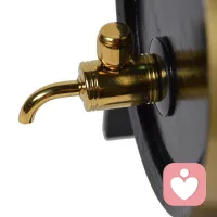 同样是人，为啥有人苦有人甜？
 
老木匠用同一块木头，做了三个一模一样的桶。
一个装粪，人人嫌弃；
一个装水，家家需要；
一个装酒，人人称赞。
 
材质相同，只因装的东西不同，命运就天差地别。
 
人也是一样。
你心里装着抱怨、焦虑、怨恨，看什么都不顺眼，日子越过越累；
你心里装着踏实、责任、善良，守住本分，生活安稳踏实；
你心里装着格局、希望、坚持，人生自然越走越亮。
 
命运从不是天生注定，而是你内心的映照。
你想什么，就会遇见什么；你装什么，就会成为什么。
 
心有所想，事有所成。
新的一天，多装阳光，少装烦恼，你的人生，会慢慢活成你想要的样子。
 
觉得说到心里，点赞收藏，评论区说说你此刻的心情。配图