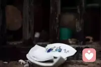 越纠结过去，心里越苦
 
路上看见一位挑瓷碗的老人，碗摔碎了，他却头也不回地往前走。
路人都说他狠心，直到他开口：不是不疼，是不敢回头。一回头盯着碎片，人就走不动了。
 
瞬间被戳中。
我们总在为失去的人、遗憾的事反复内耗，揪着过去不放，以为难过就能挽回什么。
可碎了的东西，再心疼也回不去。
 
心理上真正的解脱，从来不是弥补遗憾，而是学会放下。
允许失去，接受无常，不跟已经破碎的事较劲，心才会轻松。
 
你有过放不下、一直在内耗的时刻吗？配图