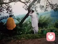 别让执念，困住了你的幸福
 
给力心理倾听师暖心寄语💛
 
老和尚带女人看山，远看时她满心赞叹，觉得山峰伟岸秀美；可真正登山后，只剩疲惫抱怨，还总觉得对面的山更好。
 
山从未改变，变的是我们不知足的心。我们总在这山望着那山高，困在执念里，嫌弃当下、羡慕他人，却忘了幸福从不是向外追逐，是改变自己的内心。
 
别再独自扛着心里的纠结与执着啦，你有解不开的心结、放不下的烦恼，给力心理倾听师一直都在，温柔倾听你的心声，陪你慢慢与自己和解～配图
