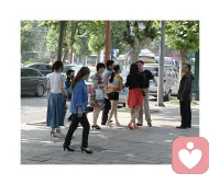别和烂人争执，别让情绪困住自己
 
两人为太阳东升西落争执不休，秀才却骂讲理者蠢。
因为和不讲理的人较劲，最后受伤的只有自己。
很多时候我们焦虑、痛苦，不是因为做错了，而是太在意无谓的争论。
心里的委屈、压抑、不安，别独自扛着。
我是给力心理倾听师，愿用心倾听你的每一份情绪，帮你放下内耗，安心释怀。
有心事，就来这里说说吧。配图