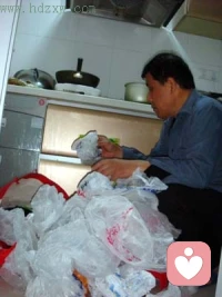 父亲攒了十几年塑料袋，我曾嫌他抠，懂时已红了眼
 
以前特别看不惯父亲，买菜回来的方便袋从不扔，擦干净叠得整整齐齐，塞满一抽屉。
 
我总劝他：垃圾袋才几毛钱一个，至于这么省吗？看着又乱又小气。
 
父亲只说：好好的袋子扔了可惜，能省一点是一点。
 
那时候觉得他固执又老土，完全跟不上日子。
 
直到自己成家，扛上房贷、柴米油盐，每一分钱都要算计，才突然看懂他。
 
他省的哪里是塑料袋，是一辈子舍不得吃穿，把最好的都留给家里。
 
那些我们嫌弃的节俭，全是父辈扛过生活苦，藏在细节里的爱。
 
年轻时不懂，懂时已是中年人。
 
你家也有爱攒塑料袋、爱省小钱的父母吗？
你有没有过嫌弃他们，后来又满心愧疚的时刻？配图