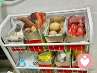 父亲攒了十几年塑料袋，我曾嫌他抠，懂时已红了眼
 
以前特别看不惯父亲，买菜回来的方便袋从不扔，擦干净叠得整整齐齐，塞满一抽屉。
 
我总劝他：垃圾袋才几毛钱一个，至于这么省吗？看着又乱又小气。
 
父亲只说：好好的袋子扔了可惜，能省一点是一点。
 
那时候觉得他固执又老土，完全跟不上日子。
 
直到自己成家，扛上房贷、柴米油盐，每一分钱都要算计，才突然看懂他。
 
他省的哪里是塑料袋，是一辈子舍不得吃穿，把最好的都留给家里。
 
那些我们嫌弃的节俭，全是父辈扛过生活苦，藏在细节里的爱。
 
年轻时不懂，懂时已是中年人。
 
你家也有爱攒塑料袋、爱省小钱的父母吗？
你有没有过嫌弃他们，后来又满心愧疚的时刻？配图
