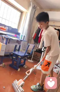 母亲养育男孩时最关键的是停止过度规划其事业与未来。
具体做法是经常在儿子面前展现适度依赖：主动征求他对家庭事务的建议，邀请他参与解决问题，赋予他照顾家人或管理物品的责任。
这种反向引导能有效激发男孩的责任意识和担当精神。
当他感受到被需要时，会自然发展出保护欲和决策力。配图