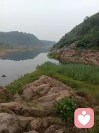 喜欢花的人会去摘花
然而爱花的人则会去浇花
喜欢与爱，怎能相提并论
一个放肆，一个呵护
一个肤浅，一个深刻