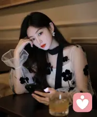 心理学上说：频繁聊天不一定产生爱意。爱意出现大部分是因为女方漂亮，爱意延续大部分是因为男方真诚。爱情始于颜值，最终看重的只有人品配图