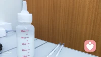 在炎热的酷暑，垃圾桶旁的蛇皮袋发现的2只小猫，脐带都还没掉，本想联系救助站或宠物店来收留，但都因为一些原因导致无法收留，于是就把它俩留下来了，还没结婚，也算是体会到了养“孩子”的艰辛，半夜三番五次的叫醒，环境不能太热，不然身上会炸毛，喂食也得细心点的喂，不能太烫也不能送的奶太快，不过最近倒是安分了不少，喂食时间明显缩短了，看着俩个小家伙肚子圆滚滚的，安安静静的趴着，身为“老父亲”也是欣慰了许多。
