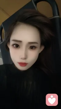 你是否也在茫茫人海中寻找一个懂你的人？我曾经也是，在倾听他人的过程中，我找到了意义。现在，我成为了一名倾听师，想为那些被情绪淹没的灵魂撑一把伞，做黑暗里的那束微光配图