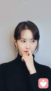 做“100分”妈妈，还是“60分”妈妈？（1）

有一天，我在小区里边遛狗……
突然，从旁边的多层楼房的稍高层的某个房间，传出一个女人撕心裂肺、歇斯底里的喊声……“你到底能不能写明白？”“你怎么这么笨？”“我每天回到家里边就看着你写作业……”
女人的声音尖锐刺耳！
同时我的脑海中也浮现出另一幅画面，一个惊恐的孩子脸色苍白，手足无措的看着眼前这一个发飙的妈妈，可以想象到此时的孩子，内心是多么的惶恐啊！
做了多年的心理咨询师，也难免对眼前的这样的情况，内心中有了一种不舒服的感觉，同时在很心疼这个孩子的同时，不免对这个母亲心生怜悯……



真正的爱是接纳不完美，而不是追求完美。
怎样才能把孩子培养好？这是今天很多父母都感觉非常焦虑的一个问题。
确实，在目前这个时代，每个人仿佛都面临着巨大的压力，我们都在拼命地往前冲，想达到一个完美的状态，当我们有了孩子之后，通常会延续这样的想法。
但是，很多家庭却在教育孩子方面越来越迷惑，为什么父母付出了很多，可是孩子看起来总是不如别人家的孩子，甚至连自己的最低要求都达不到？每当这时，一种深深的挫败感就会弥漫家长们的全身。
妈妈们经常会无力地问:我到底怎样做才算是一个好妈妈？怎样做才能不辜负孩子的信任？
在咨询的过程中，经常会听到妈妈们这样说:“老师，我是一个成年人，我自己调整就好了，我只希望我的孩子能做出改变……”
妈妈们付出了大量的时间、金钱和精力，却离自己当初设想的目标越来越远，但不得不说，这一切都是有原因的。
其实，也许原因就在于妈妈太过于“拼命”，用力过猛。
妈妈们太在乎自己的表现，过于追求完美，拼了命的想要做“100分妈妈”，到头来却发现，既没有得到令自己满意的结果，孩子也仿佛越来越不快乐。
“100分妈妈”的吸引力对妈妈来说超过了一切，但是妈妈们慢慢发现，越是紧张、焦虑，超出常理的看重结果，越难以真正成为一个好妈妈。
反而，一个持有“60分心境”的妈妈，却更可能“意外”地掌握教育的真谛:用充满爱的怀抱去拥抱孩子，遇到事情先放下苛责，从孩子的角度考虑问题，并始终相信，孩子的成长步伐不是千篇一律的，让他按照自己的步伐前进，他就会收获不一样的精彩。
在这个过程中，妈妈要学会轻松的陪伴、细心地呵护，并适当去放手，只有这样，孩子才能活出属于他的精彩，妈妈也才会更加从容。配图