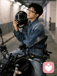 十点半，窗外只有路灯还亮着。

想起今天有人说：“我白天挺正常的，一到晚上就开始胡思乱想。”

我回她：白天是活给别人看的，晚上才是活给自己的。

胡思乱想不可怕，那是你在和自己说话。

说完，就能睡了。配图