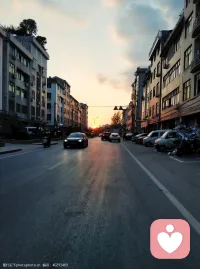 人一定要让热爱些什么，才不至于被这无趣的世界吞没，我们的肉身只需要很少的粮食就能存活，我们的精神则需要山川、河流、自由。
我们怎可以一生的忙碌，只是为了喂养一副终将衰老的躯体，而从未珍惜那与我们相伴至死的灵魂。人生是旷野，不是轨道，让让精神像青草一样呼吸着、生长着，再颠覆的生活也要闪亮的过！