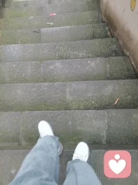 你以为的没事，其实早已越界。两个人借着朋友身份，偷偷享受着被异性陪伴的刺激这种微妙的拉扯，本身就是背叛。
爱是自律，不是侥幸。真正干净的关系，不会躲在‘朋友’两个字后面悄悄越界。既然选择了恋爱，就该自觉切断所有暧昧的可能。频繁聊天、事事分享，说白了，就是在贪恋新鲜感，沉醉被关注的优越感。
记住：对伴侣最基本的尊重，就是主动远离一切可能伤害信任的人和事。心有所属的人，从不给自己越界的机会。配图