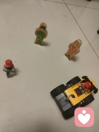 我们俯瞰着地上的小人物，看他们演绎着自己的人生剧本。
他们哭笑，忙碌，犯错，平庸，被欲望驱使...…做着善事，也不停做恶。
但是因果不可干涉，纵使是佛菩萨也爱莫能助。
所以，诸恶莫作，众善奉行。配图