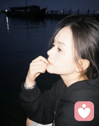 人生本过客，何必千千结。别掏心掏肺，对不值得的人。真心换不来真心，就果断转身。圈子不同，不必硬挤强融。日子是自己的，别活给旁人看。生活一半烟火谋生，一半清欢养心。得失随缘，爱恨不必强求。成年人的世界，自愈才是常态。少些期待，就少些失望伤害。不攀不比，安稳度日就足矣。心宽一寸，人生路便宽一丈配图