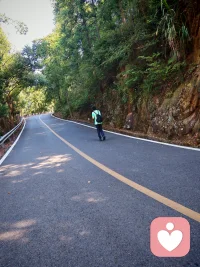 向外求来的安心，终究不够稳固；别人给予的温柔，从来不是长久底气。  

感情里最消耗自己的，就是把全部心情和人生重心，都放在另一个人身上。 喜怒哀乐都围着对方打转，对方稍有疏忽，自己的心情就会大起大落。 
不再过度在意细节、反复多想，不再轻易否定自己。认真生活，培养爱好，学会独处安静成长，一点点把日子过得踏实安稳。  

当我不再围着别人打转，不再把对方当成全部，才懂舒服的相处状态：
好的感情，从不是依附讨好，而是两个独立完整的人并肩同行。
在一起是锦上添花，不是唯一救赎；彼此温柔牵挂，互相体谅，互不消耗捆绑。  

给所有内耗女性的提醒

我们很多女性容易陷入内耗，不是感情太难，而是我们习惯太过依赖、太过单薄。
越迫切渴望被珍惜，越容易焦虑不安；先把自己活得丰盈从容，温柔与安稳自然会向你靠近。  配图