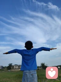 张开双臂拥抱天空的少年，是我眼里最自由的模样。愿每个孩子都能被温柔看见，也愿每个家庭都能接住彼此的情绪✨