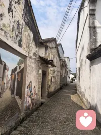 诈骗从来不是智商税，而是情绪劫持。骗子拼的从来不是智商，而是心理学：用恐惧制造慌乱，用贪婪勾起欲望，用渴望编织美梦，瞬间击穿人的心理防线。当情绪上头时，智商本就会归零。所以想要说服一个人，永远别攻击他的智商，而是先接住他的情绪，理解他的处境，才能真正帮到他。配图