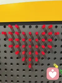 长期不被看见的人，会发展出两种常见的应对方式：

一是讨好：不断调整自己去满足别人的期待，以为这样就能换来“被看见”。二是封闭：不再期待被任何人理解，把自己包裹起来，用冷漠保护脆弱。
这两种方式，都让人离真实的自己越来越远。配图