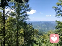 当你在繁华世界孤独、被社会孤立的时候，请允许给自己放个假，去远方看山看水。配图