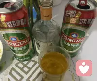 深夜的酒，最懂沉默的人🍻
青岛啤酒的气泡在杯里轻轻炸开，像那些压在心底很久、终于敢冒头的情绪。
我有酒，如果你愿意聊聊，请带上你的故事。
不用急着说清楚，也不用怕矫情，我会安安静静地听，陪你把那些拧成结的心事，慢慢揉开。
今晚，这里是你的树洞，也是你的避风港。
#倾听师知暖 #深夜树洞 #故事与酒配图
