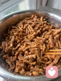 烟火气最抚人心✨
手工披萨×自制辣条，今日份快乐已签收～
我是倾听师知暖，把烟火气揉进生活，把温柔藏进每一份认真里。
陪你在三餐四季里被生活温柔以待，愿我们都能在细碎日常里，慢慢发光💛配图