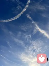 抬头撞见这样的天空，忽然就懂了：
所有的情绪都有归处，所有的迷茫都有光引。
我在这里，做你情绪的容器，陪你把漫长岁月，过成热爱的模样。