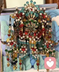 收到朋友亲手做的“凤冠”冰箱贴时，指尖触到的不只是金属和彩珠的温度，更是一份被认真对待的心意。
像我们在倾听里接住每一份情绪那样，她也把细碎的耐心、偏爱和祝福，一针一线都缝进了这顶小小的“凤冠”里。
它不是什么贵重的礼物，却像一束温柔的光，提醒我：被用心对待的感觉，原来可以这么具象。
往后的日子里，它会安安静静待在冰箱上，陪着我继续做那个接住别人情绪的人，也被生活里的温柔好好接住✨